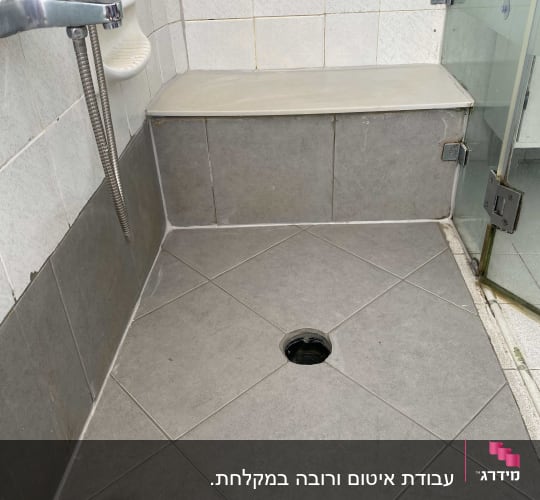 שיפוץ מקלחת עם אריחים חדשים וניקוז